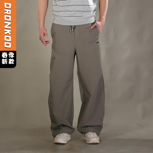 DRONKOO 2026 抽绳左侧圆标印花膝盖捏褶轻户外薄休闲长裤 商品图0