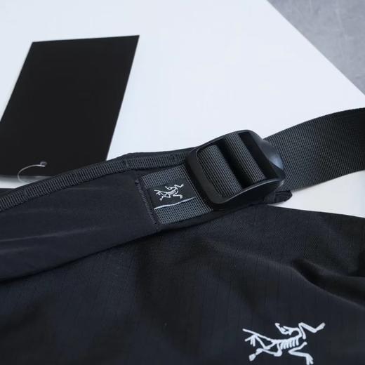 点此购买 始祖鸟男女通用款斜挎邮差包 xj 340680 商品图8