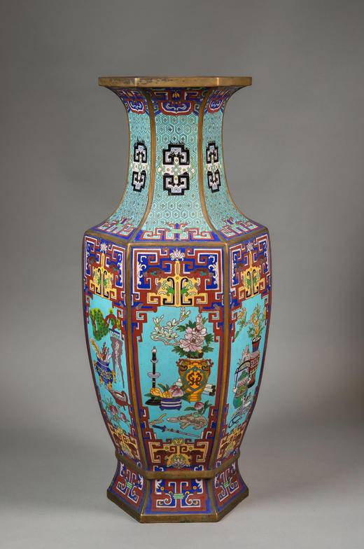 独角鹿西洋古董19世纪末中国出品景泰蓝掐丝珐琅博古图主题长颈六方瓶 商品图1