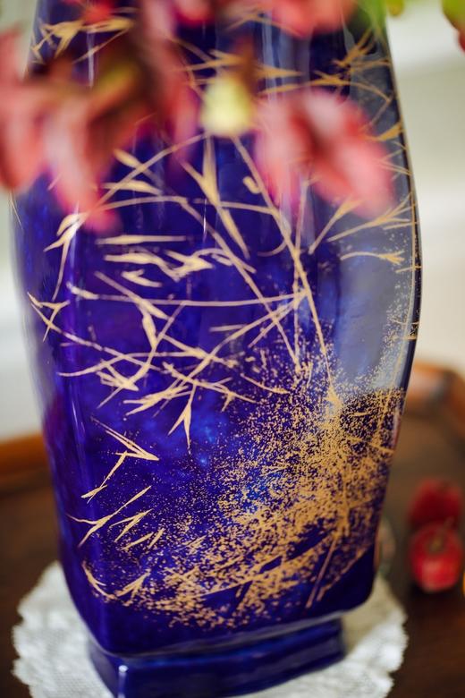 独角鹿西洋古董1978年法国御窑塞弗尔签名出品手绘描金竹叶纹饰长方形瓶口蓝釉色花瓶 商品图5