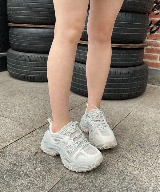 点此购买 斐乐鱼刺3女士休闲鞋厚底增高鞋运动鞋老爹鞋 dx 340734 商品图5