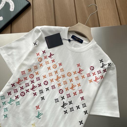 点此购买 LV春夏季男女款牙刷绣印花短袖T恤 md 340703 商品图5