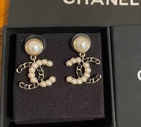 香奈儿 25K新款珍珠拼皮穿链双C耳环（XK）