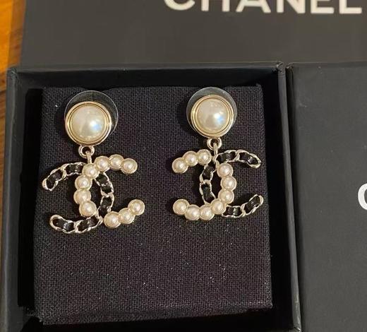 香奈儿 25K新款珍珠拼皮穿链双C耳环（XK） 商品图0