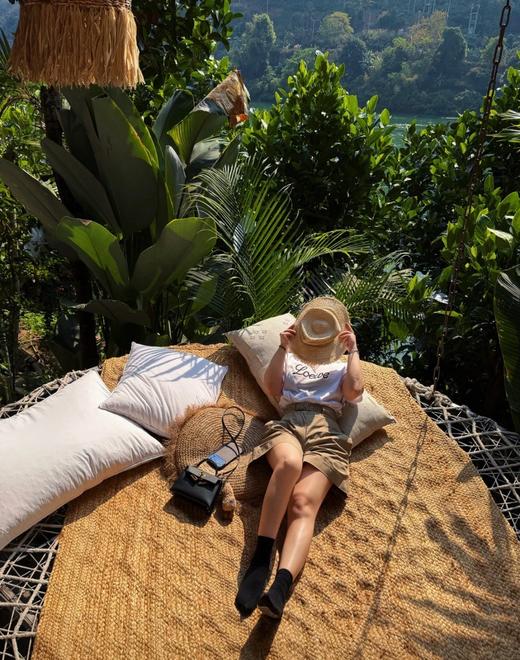 一店d 𝐋𝐨𝐞𝐰𝐞草写手工锁链tee
独～～家首～～发 ！！𝟐𝟔早春Z新款 商品图8