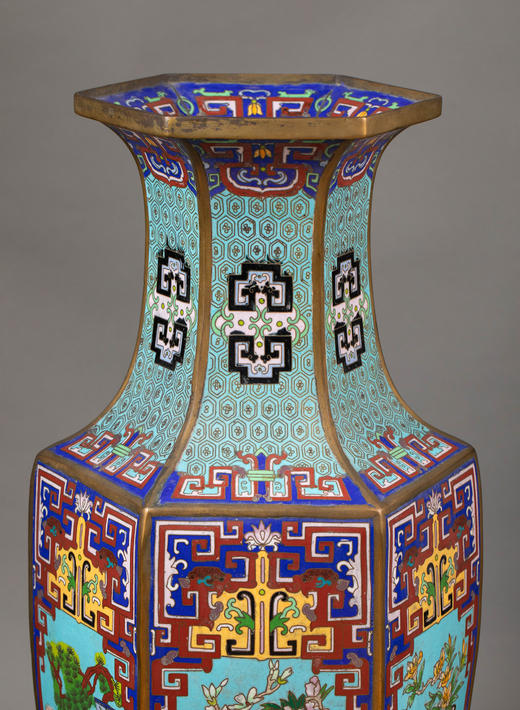 独角鹿西洋古董19世纪末中国出品景泰蓝掐丝珐琅博古图主题长颈六方瓶 商品图3