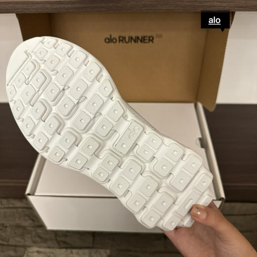 点此购买 Alo runner 男女款云感全能运动鞋 98 340743 商品图14