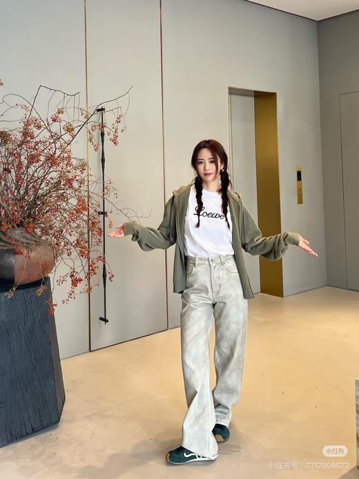 一店d 𝐋𝐨𝐞𝐰𝐞草写手工锁链tee
独～～家首～～发 ！！𝟐𝟔早春Z新款 商品图11