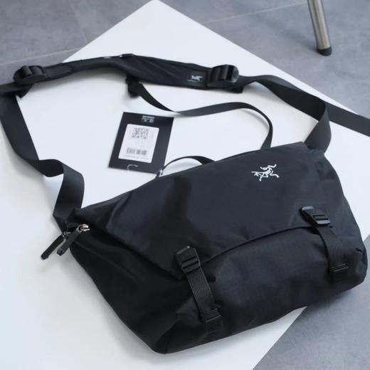 点此购买 始祖鸟男女通用款斜挎邮差包 xj 340680 商品图4