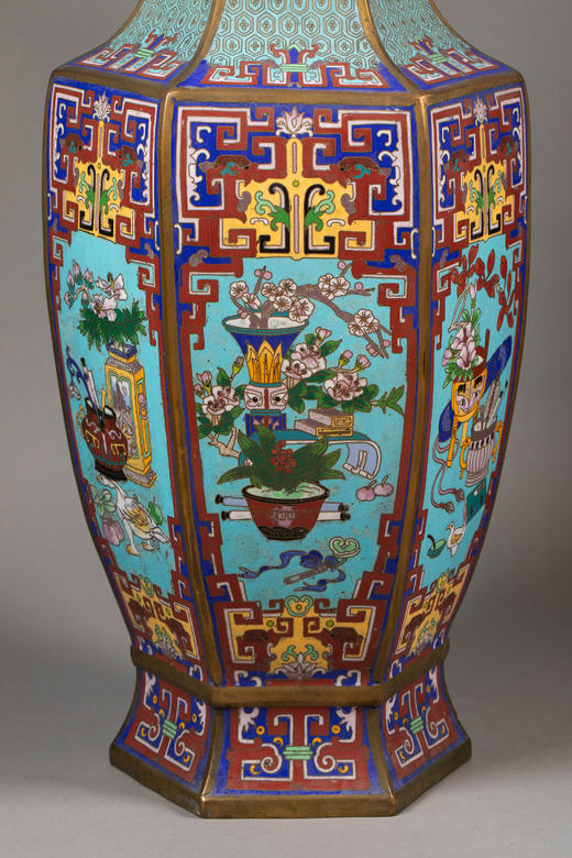 独角鹿西洋古董19世纪末中国出品景泰蓝掐丝珐琅博古图主题长颈六方瓶 商品图7
