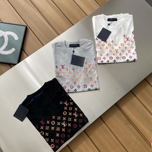 点此购买 LV春夏季男女款牙刷绣印花短袖T恤 md 340703 商品图0