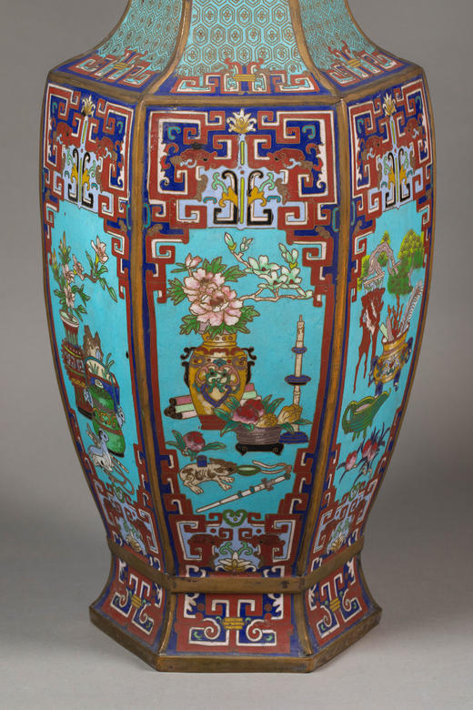 独角鹿西洋古董19世纪末中国出品景泰蓝掐丝珐琅博古图主题长颈六方瓶 商品图5