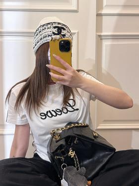 一店d 𝐋𝐨𝐞𝐰𝐞草写手工锁链tee
独～～家首～～发 ！！𝟐𝟔早春Z新款