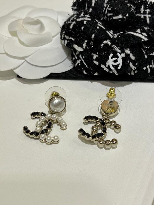 香奈儿 25K新款珍珠拼皮穿链双C耳环（XK） 商品图7