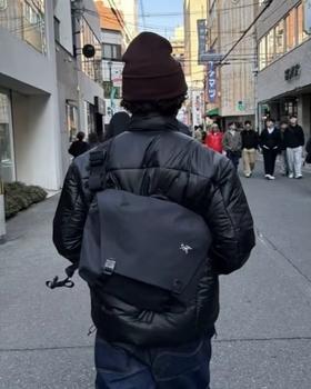 点此购买 始祖鸟男女通用款斜挎邮差包 xj 340680