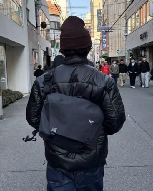 点此购买 始祖鸟男女通用款斜挎邮差包 xj 340680 商品图0