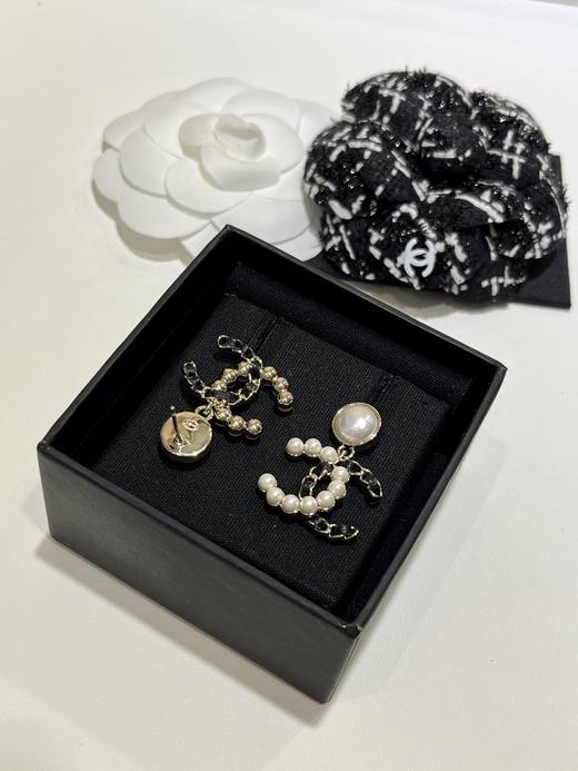 香奈儿 25K新款珍珠拼皮穿链双C耳环（XK） 商品图8