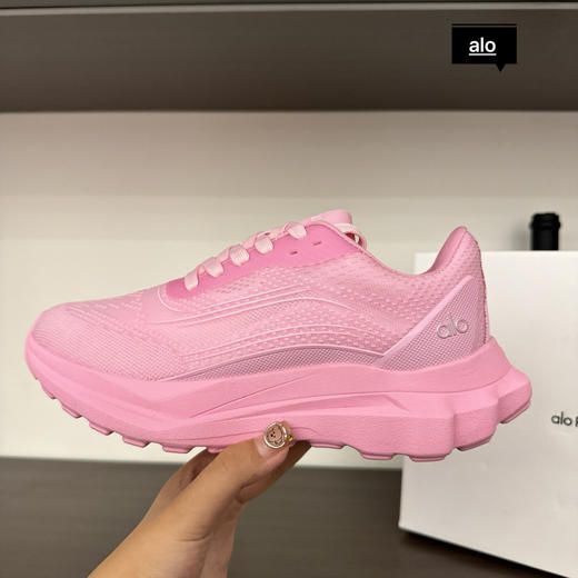 点此购买 Alo runner 男女款云感全能运动鞋 98 340743 商品图4