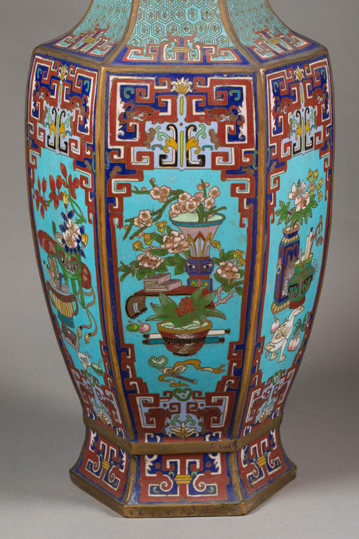独角鹿西洋古董19世纪末中国出品景泰蓝掐丝珐琅博古图主题长颈六方瓶 商品图6