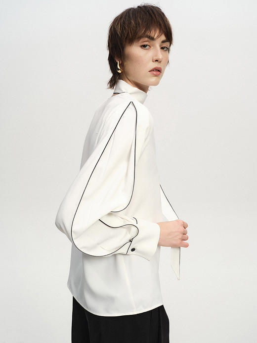 TR她热 智感时代 白色缎面黑白撞边老钱风飘带通勤V领宽松衬衫 商品图1