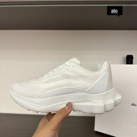 点此购买 Alo runner 男女款云感全能运动鞋 98 340743 商品图2