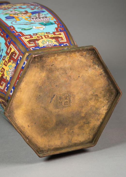 独角鹿西洋古董19世纪末中国出品景泰蓝掐丝珐琅博古图主题长颈六方瓶 商品图9