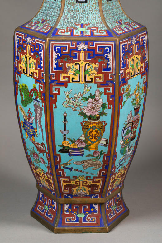 独角鹿西洋古董19世纪末中国出品景泰蓝掐丝珐琅博古图主题长颈六方瓶 商品图4