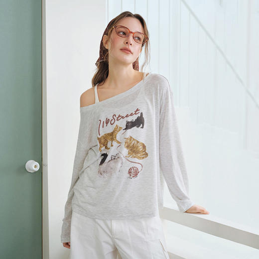 714street轻薄小猫一字肩长袖罩衫2026春夏雪花肌理宽松斜肩T恤女 商品图0
