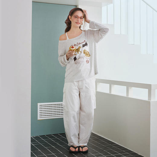 714street轻薄小猫一字肩长袖罩衫2026春夏雪花肌理宽松斜肩T恤女 商品图2