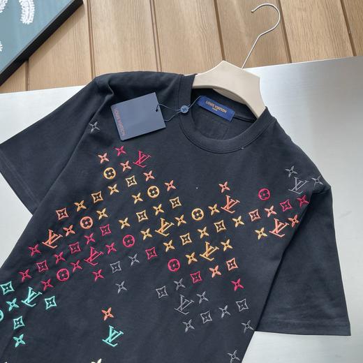 点此购买 LV春夏季男女款牙刷绣印花短袖T恤 md 340703 商品图9