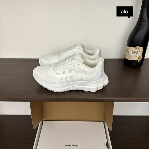 点此购买 Alo runner 男女款云感全能运动鞋 98 340743 商品图8