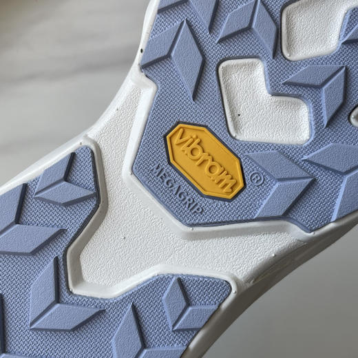 点此购买 可隆男女款抓地V底巴斯夫轻盈越野户外功能鞋跑鞋 98 340724 商品图8