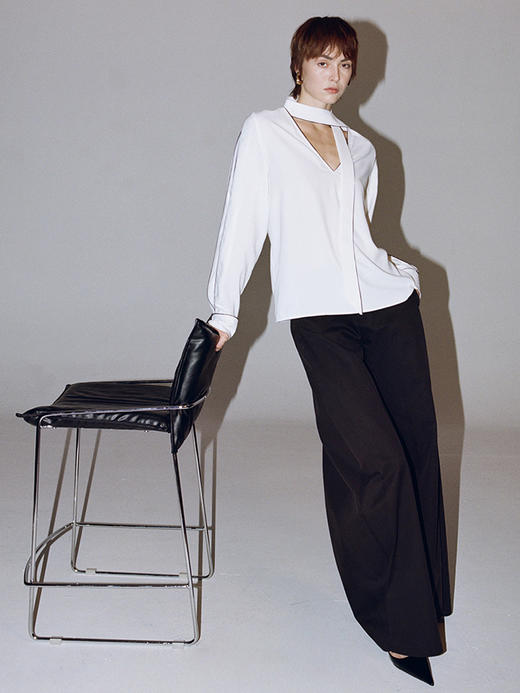 TR她热 智感时代 白色缎面黑白撞边老钱风飘带通勤V领宽松衬衫 商品图2