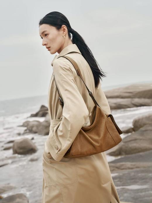 一店d 裘真逍遥Hobo➕塌塌水桶来了 它的十年之路并非坦途
好在终于有人懂！！！一只只可记载时光痕迹的水染植鞣皮包勾勒着裘真的来时路，或许从一开始包包的价值就不应该被品牌定义 商品图1