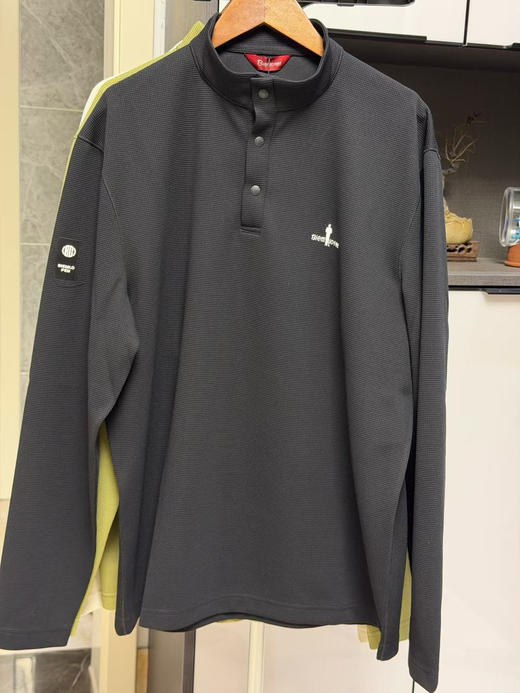 正品比音勒芬，立领长袖POLO，干练帅气，原价1080，亨利领口设计
高尔夫🏌🏻♂️球场大佬，专属精英气息
尺码：m-xxl
颜色：浅灰色、黄绿色、黑色 商品图1
