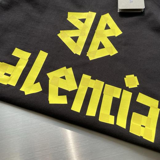 点此购买 巴黎世家春秋季男女款复古黄色胶带涂鸦logo水洗做旧磨破工艺短袖T恤 md 340709 商品图10