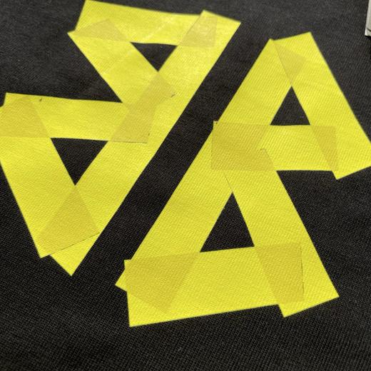 点此购买 巴黎世家春秋季男女款复古黄色胶带涂鸦logo水洗做旧磨破工艺短袖T恤 md 340709 商品图14