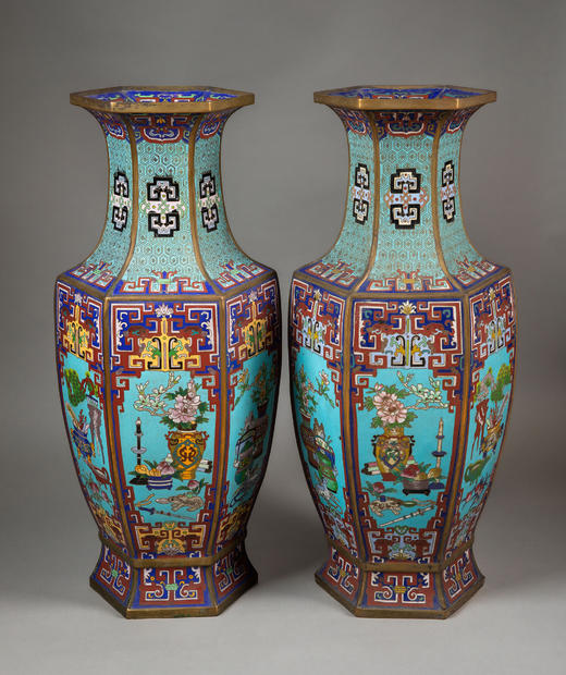 独角鹿西洋古董19世纪末中国出品景泰蓝掐丝珐琅博古图主题长颈六方瓶 商品图0