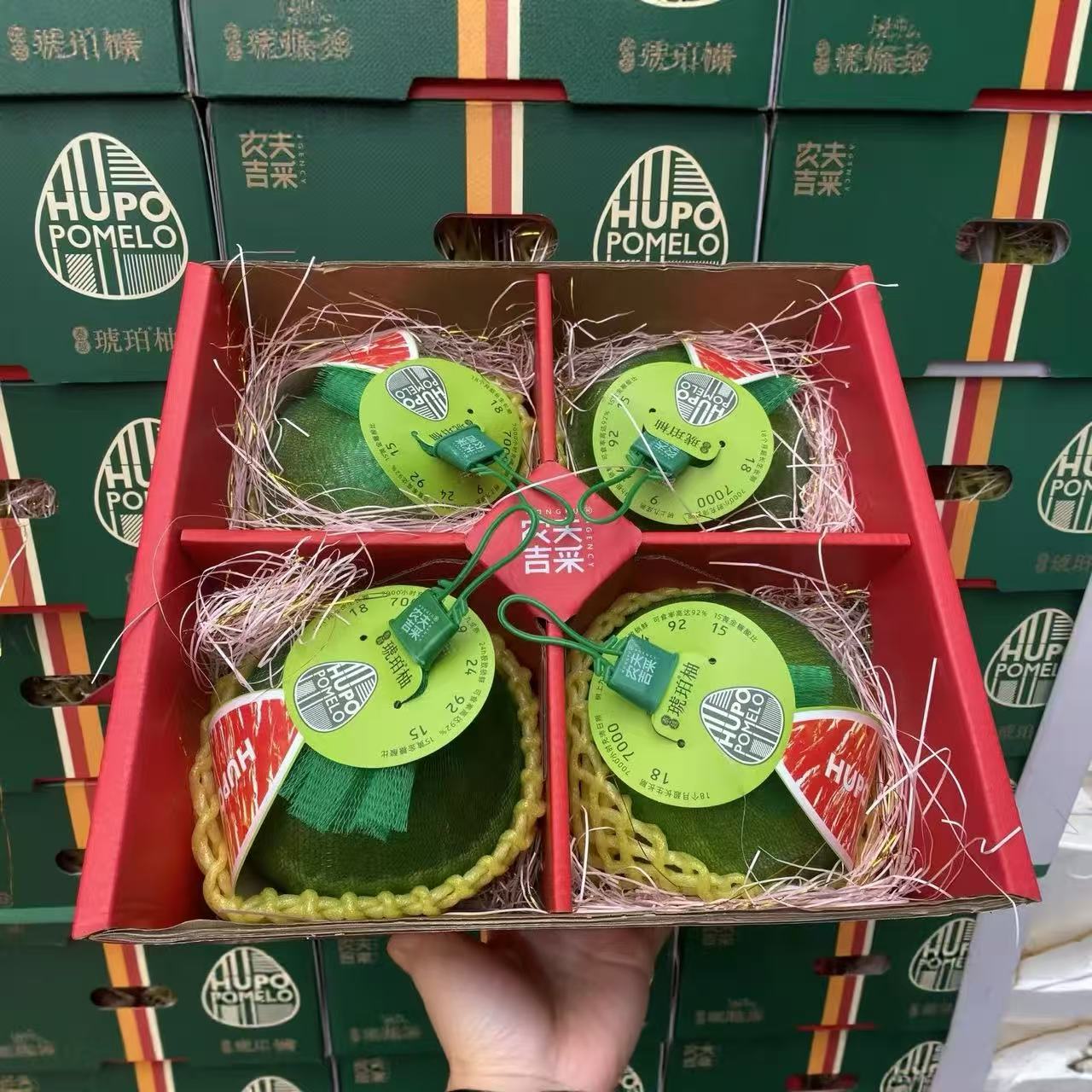 周三取货：【琥珀柚礼盒】一箱4只，一只1斤左右，皮薄水分足！