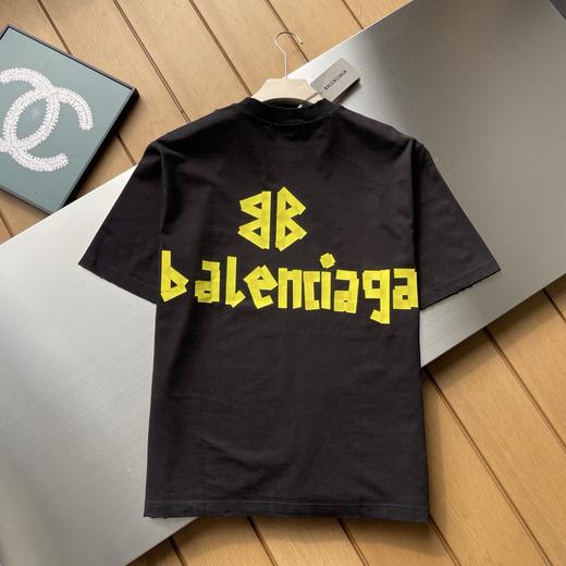 点此购买 巴黎世家春秋季男女款复古黄色胶带涂鸦logo水洗做旧磨破工艺短袖T恤 md 340709 商品图1