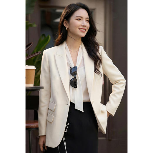「珍珠扣醋酸通勤西装」温柔高级 微宽松H型轮廓 利落不挑身 优雅减龄 米思阳2026春季时尚气质职业修身显瘦立体剪裁精致西服外套2486 商品图1