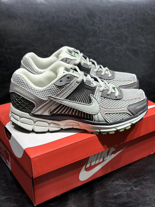 春季特惠💰320 高版本 Nk Zoom Vomero 5 "Earth Fossil" 佛莫罗5代系列经典复古休闲运动鞋 商品图1