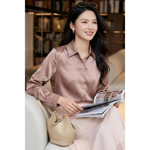 「琥珀光感桑蚕丝衬衫」暖润缎感 优质桑蚕  
 亲肤养肤 米思阳2026春季新款舒适真丝衬衫 简约通勤风职业翻领单排扣衬衫长袖上衣1419 商品图0