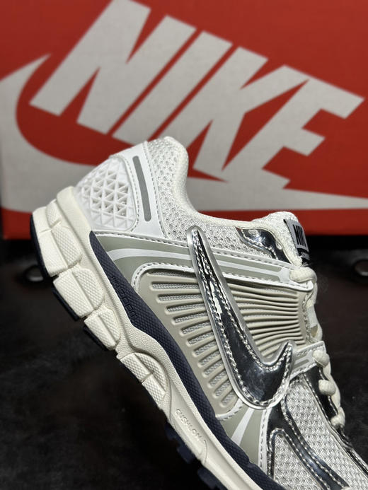 春季特惠💰320 高版本 Nk Zoom Vomero 5 "Earth Fossil" 佛莫罗5代系列经典复古休闲运动鞋 商品图6