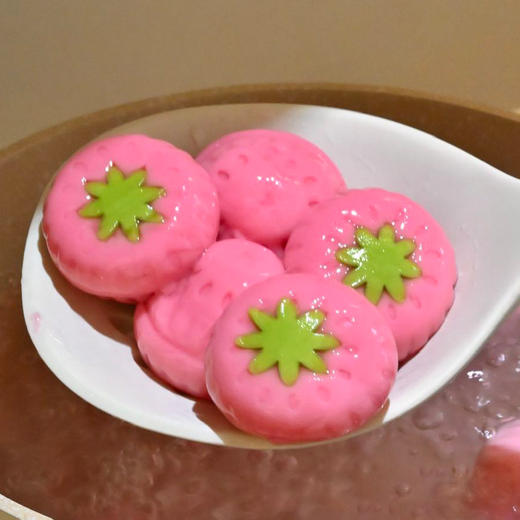【斌哥优选】草莓汤圆。颜值口感双在线。天然果蔬汁调色，草莓果肉≥50%，清爽不。元宵节上桌，最吸睛的一碗。 商品图1
