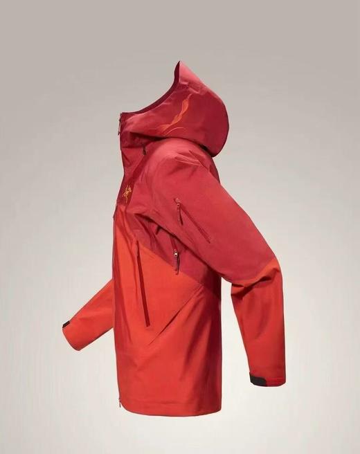 点此购买 始祖鸟男女款马年新春限定骏马刺绣图案GTX硬壳连帽防风防水滑雪衣冲锋衣 ggd 340777 商品图3