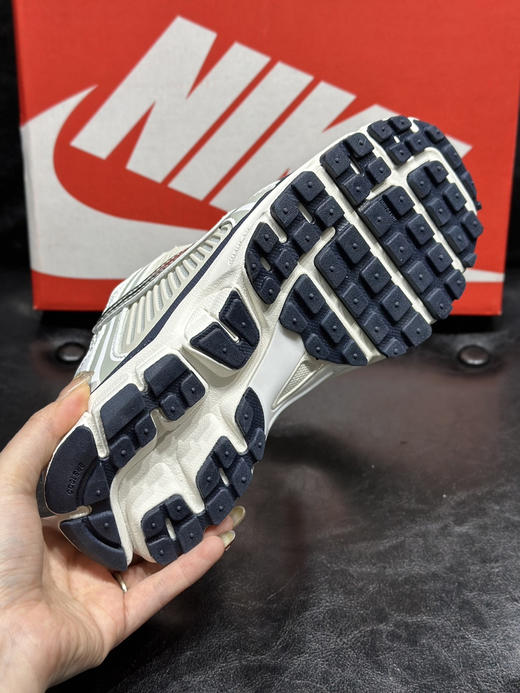 春季特惠💰320 高版本 Nk Zoom Vomero 5 "Earth Fossil" 佛莫罗5代系列经典复古休闲运动鞋 商品图5