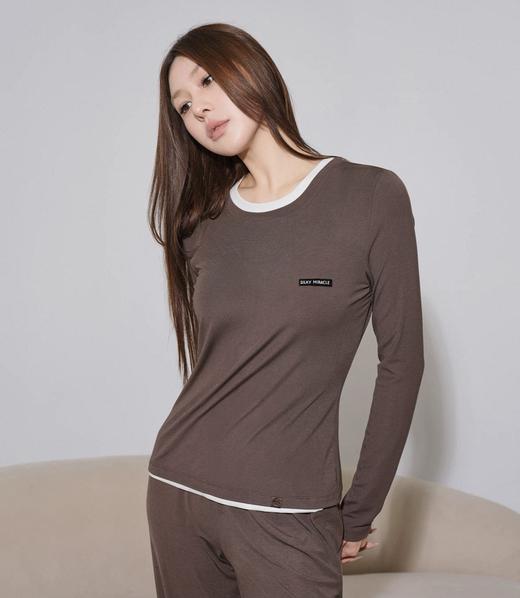 一店d silky miracle真丝莫代尔𝐧𝐮𝐝𝐞系列家居服 奚梦瑶同款
这个系列强烈推荐呐！！！它是在nude经典版型基础上增添了撞色真丝底摆和针织领口拼接，舒适又很有层次感 商品图3