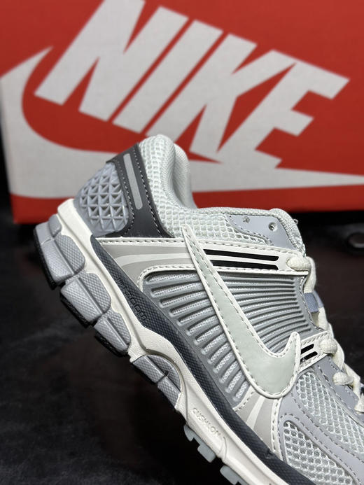 春季特惠💰320 高版本 Nk Zoom Vomero 5 "Earth Fossil" 佛莫罗5代系列经典复古休闲运动鞋 商品图6