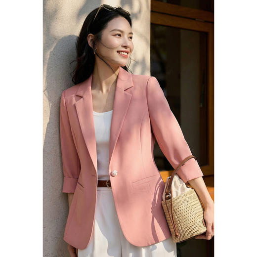 「桃夭轻氧西装」轻量通勤・无压高阶感 显瘦不挑身 米思阳2026春季新款时尚一粒扣通勤小西装精致七分袖短外套女4356 商品图2